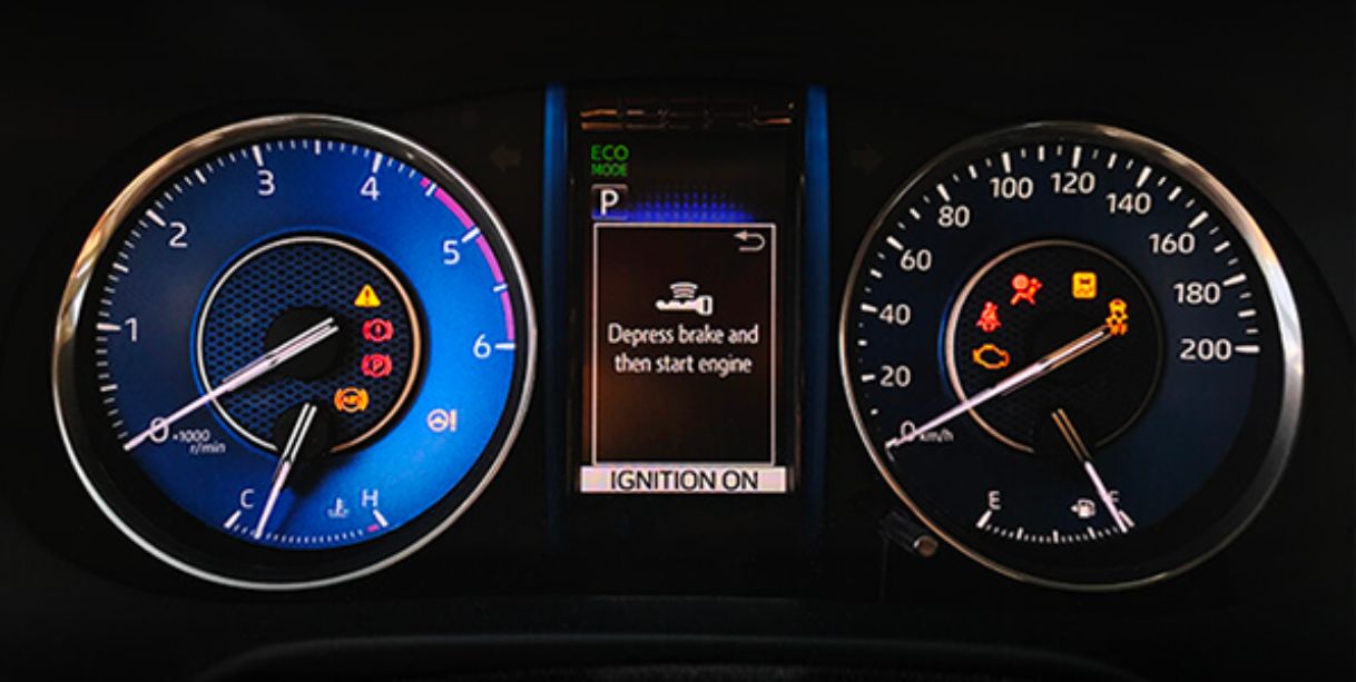 Bảng đồng hồ táp lô của xe Toyota Fortuner máy xăng