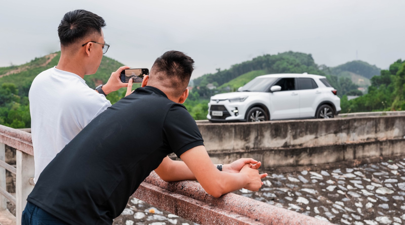 Tranh thủ hai ngày cuối tuần, Hoàng rủ Phong lên đường tới hồ Núi Cốc để cắm trại nghỉ ngơi, hướng dẫn Phong cách chụp ảnh phơi sáng và chọn Toyota Raize làm chiếc xe đồng hành trong hành trình này.